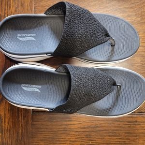 Sketchers archfit flip flops size 11